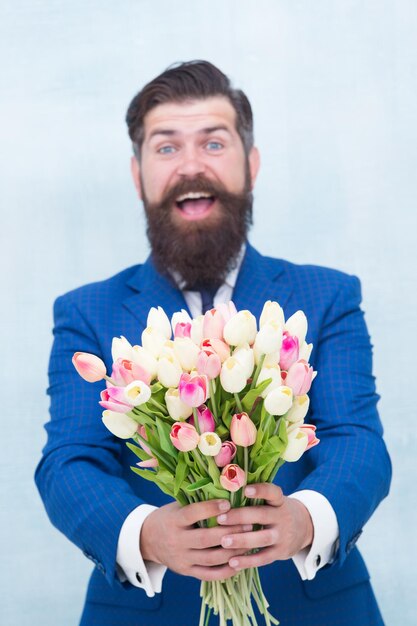 Dit is voor jou De lente komt eraan Groeten Bebaarde man tulpenboeket Vrouwendag 8 maart Lentecadeau Bebaarde man hipster met bloemen Vier de lente Verrassing maken Gentleman met tulpen
