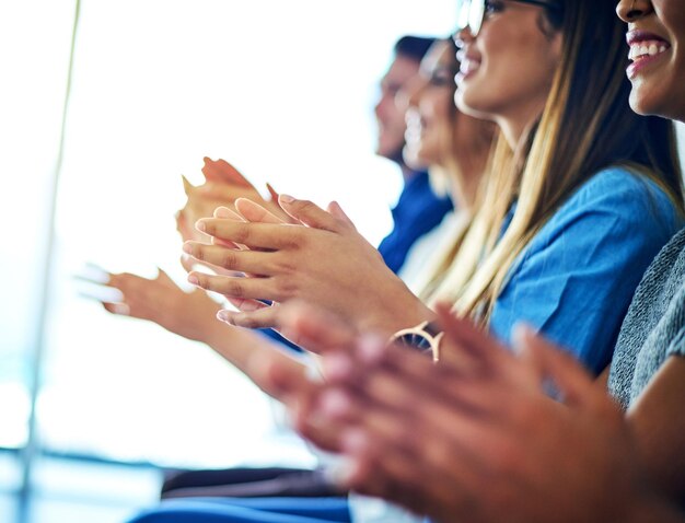 Dit is welverdiend Bijgesneden opname van zakenmensen die applaudisseren tijdens een kantoorpresentatie