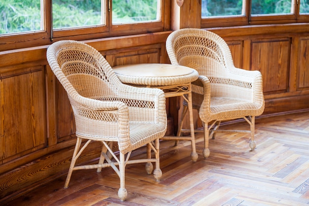 Foto dit paar italiaanse rieten stoelen met tafel maakt deel uit van het originele meubilair (1910-1920) van een semi-verlaten villa die eigendom is van een adellijke familie die vandaag is uitgestorven.