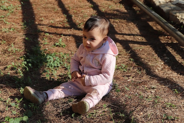 Dit speelse babymeisje van 6 maanden vindt het heerlijk om het park te verkennen