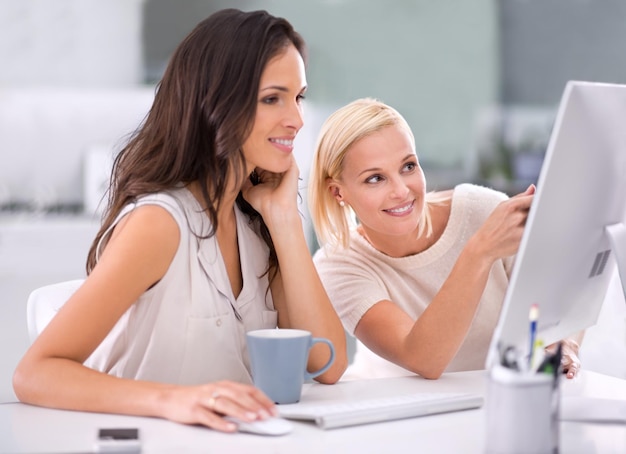 Dit ziet er geweldig uit, geweldig werk. twee zakenvrouwen overleggen met elkaar over een project.