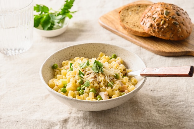 Ditalini-pasta met groenten voor het avondeten.