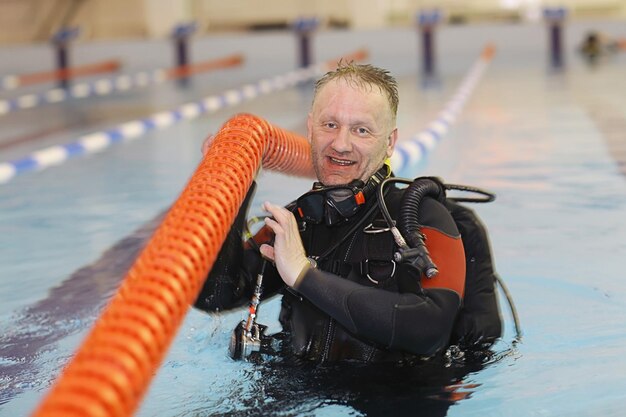 diver cleaning pools