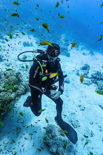 エジプトのダハブで赤海に潜水した男