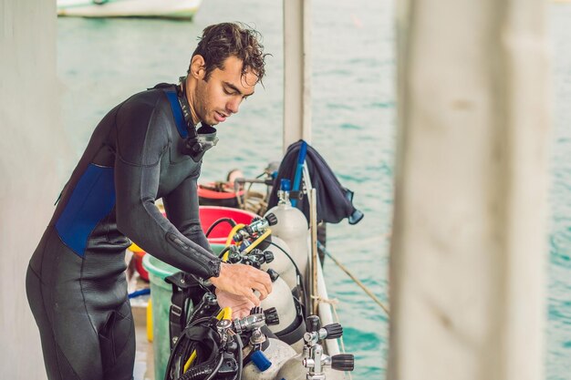 Diver che si prepara a tuffarsi in mare