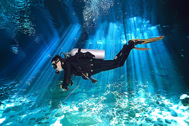 дайвер под водой необычный вид, концепция глубины, дайвинг в море