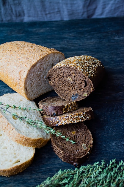 Divers brood op een houten bord