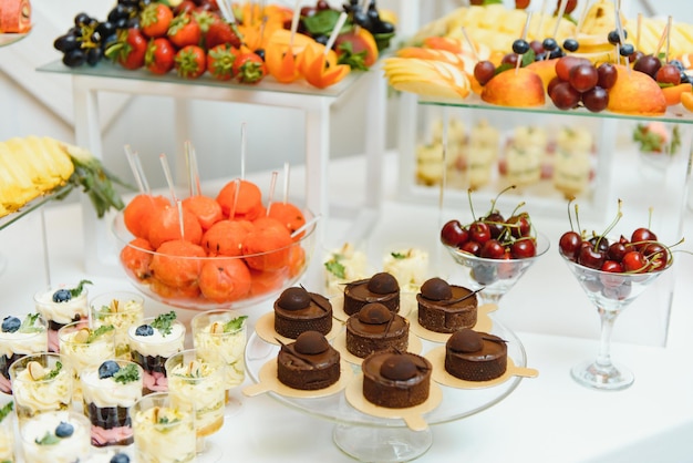 Divers dessert met vers fruit op buffetlijn, zoet