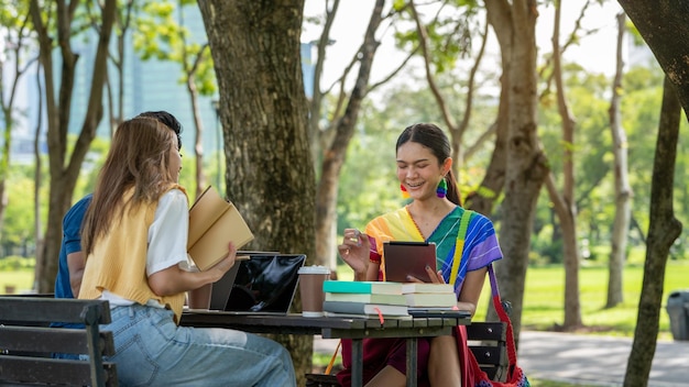 Divers LGBTQ Partnerschap cultuur Zakenpartner Samenwerkend ondersteunend bij Park Zakelijk jong Team Bespreek buiten Zaken Collega's Buiten kantoor Een groep Vrienden studenten