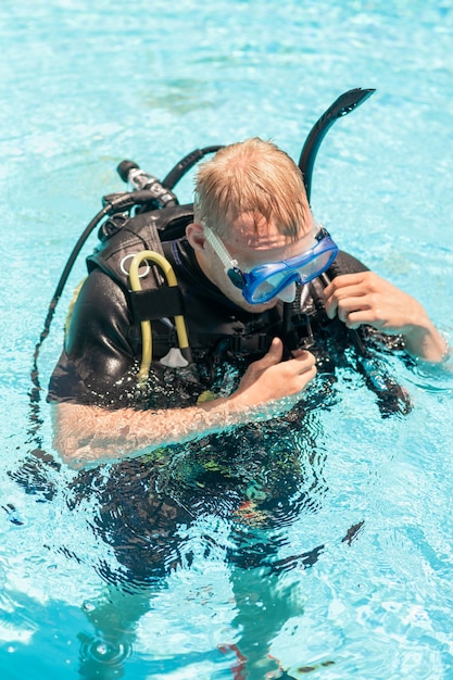 Foto subacquei sulla superficie dell'acqua pronti per l'immersione