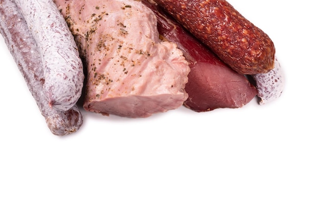 Divers van vlees, gerookt vlees, worst, salami geïsoleerd op een witte achtergrond.