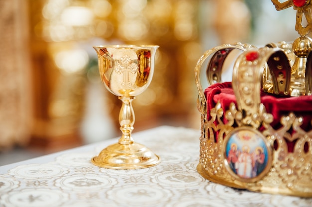 Diverse accessoires voor de bruiloft in de kerk