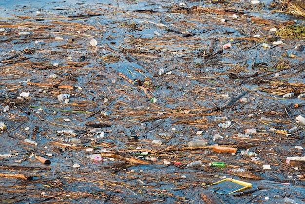 Diverse afval in het zeewater voor de kust