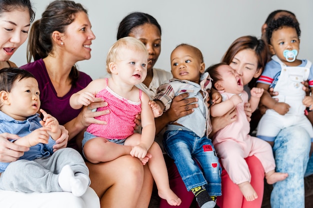 Photo diverse babies with their parents