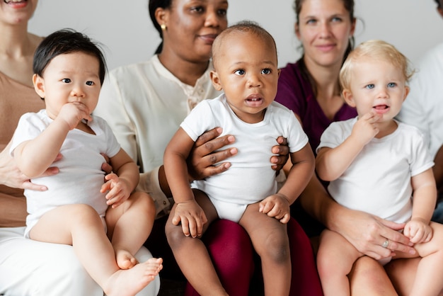 Diverse baby's met hun ouders