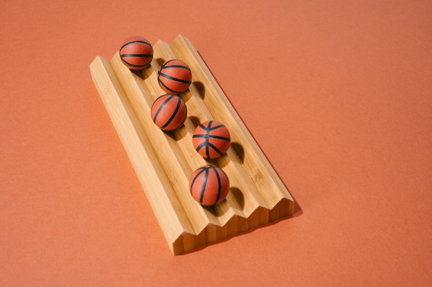 Foto diverse basketballen op een houten en rode achtergrond. sport en competitie. kopieer ruimte. 3d illustratie