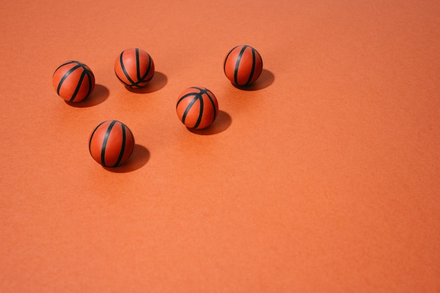 Diverse basketballen op rode achtergrond. sport en competitie. kopieer ruimte. 3d illustratie