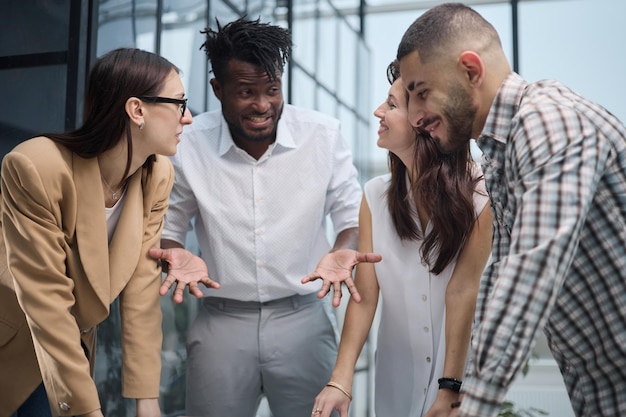 Foto diverse bedrijfsgroepen staan rond een vergadertafel