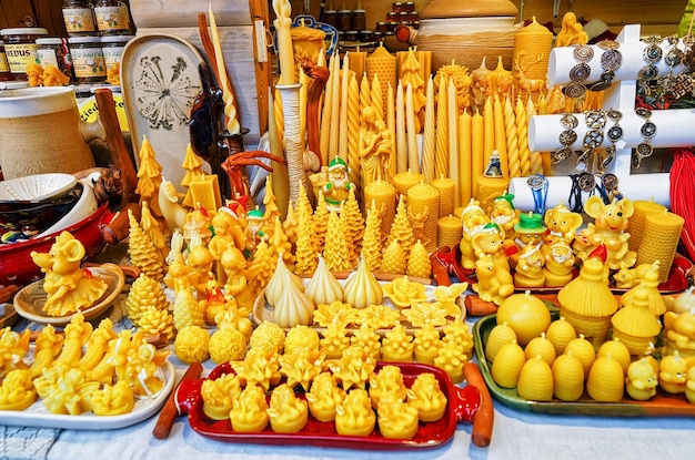 Diverse beelden gemaakt van was bij een van de kraampjes tijdens de kerstmarkt in Riga, Letland. De markt staat vol met feestelijke souvenirs, goederen, warme kleding