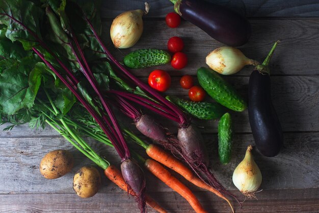 Diverse biologische groenten op rustieke houten achtergrond