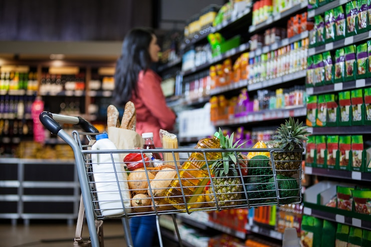 Foto diverse boodschappen in winkelwagen