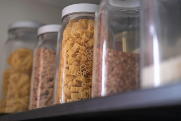 Foto diverse bulkproducten in de glazen potten op zwarte plank