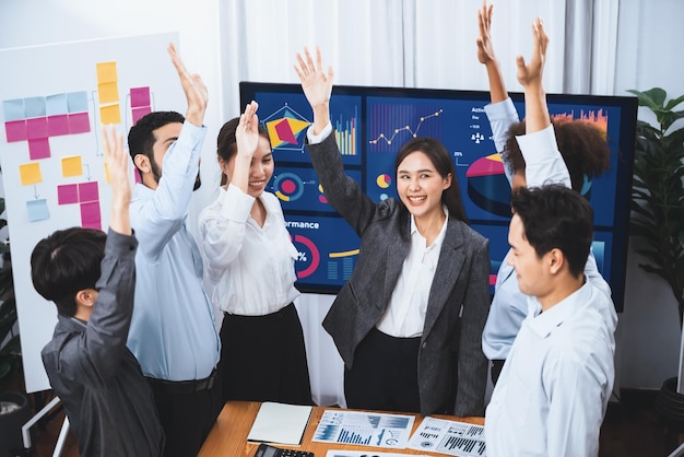 写真 多様なビジネスチームは、企業オフィスの会議で幸福のお祝いの表現で会議の成功を祝い、団結の成功と職業上の誠実さを表します concord