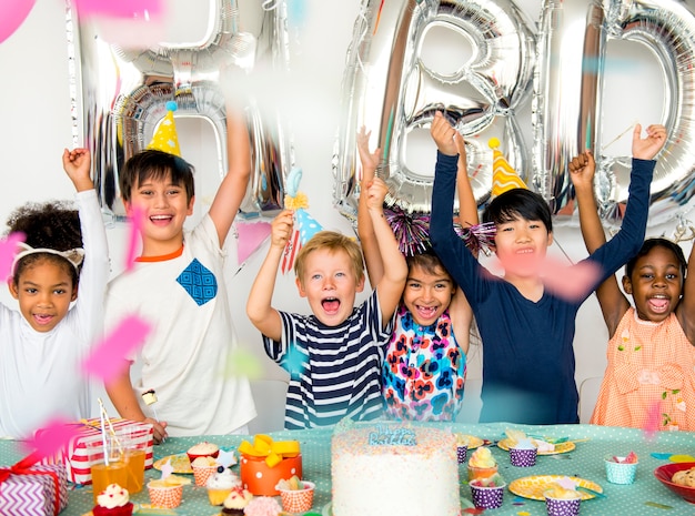 Foto diversi bambini sparano