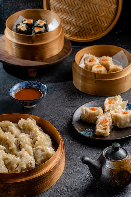 Diverse Chinese Dimsum in bamboemand in