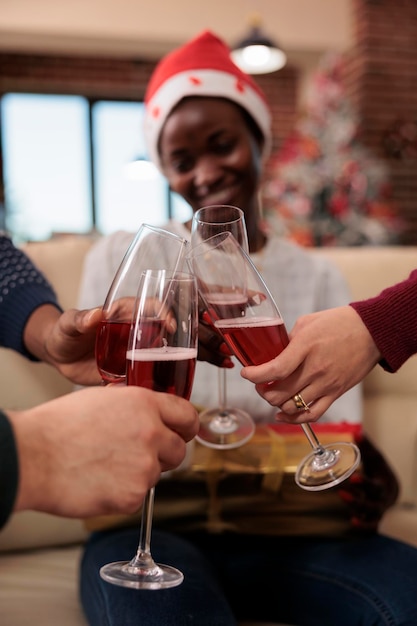 Diverse collega's die glazen wijn rammelen op kantoorgebeurtenis, proostbord doen met alcohol om kerstavondfestiviteit te vieren. collega's roosteren met alcoholische drank op vakantiefeest. detailopname.