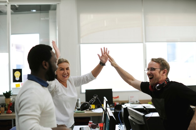 Foto diverse collega's met high five