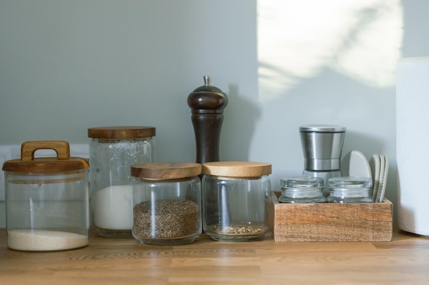 Diverse containers op keukentafel