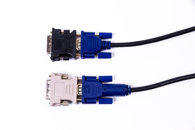 Foto diverse converter kabels adapters voor computers en smartphones hdmi vga usb dvi dp geïsoleerd op wit