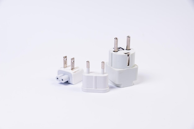 Diverse converter kabels adapters voor computers en smartphones HDMI VGA USB DVI DP geïsoleerd op wit