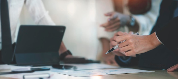 Diversi colleghi che lavorano insieme nella sala riunioni di brainstorming discutendo e analizzando la strategia aziendale