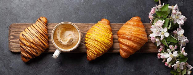 Diverse croissants en koffie