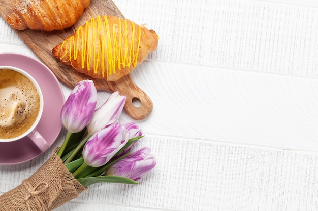 Diverse croissants en koffie