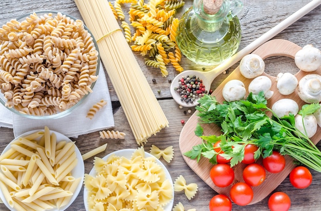 Diverse deegwaren met champignons en kerstomaatjes