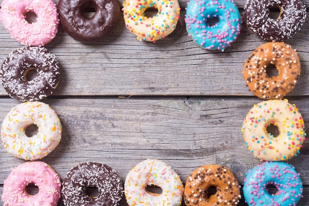 diverse donuts met chocolade mat roze geglazuurd en hagelslag