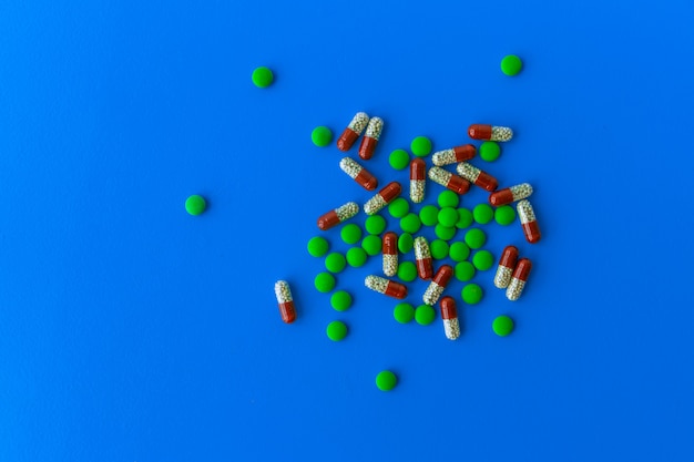 Foto diverse farmaceutische medicijnen pillen, tabletten en capsules