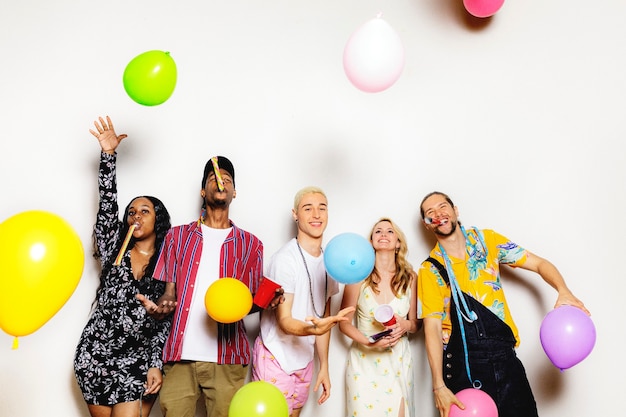 Photo diverse friends celebrating at a party