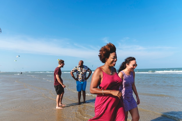 Diversi amici che si divertono in spiaggia