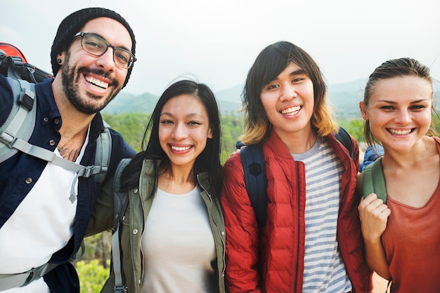 Diversi amici che propongono all'aperto concetto