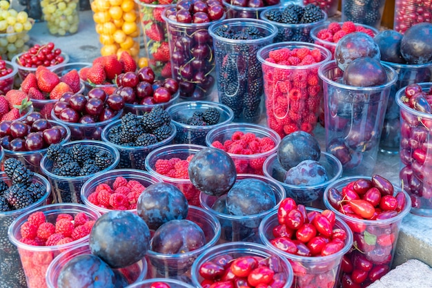 Diverse fruit te koop, openluchtmarkt. Eten. Tbilisi