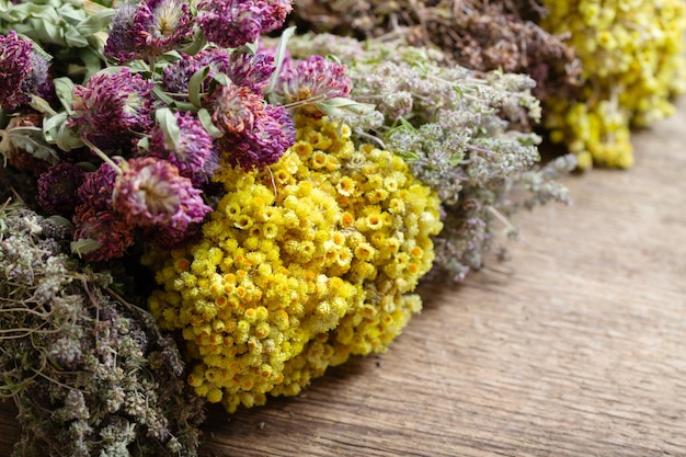 Diverse gedroogde kruiden op houten tafel