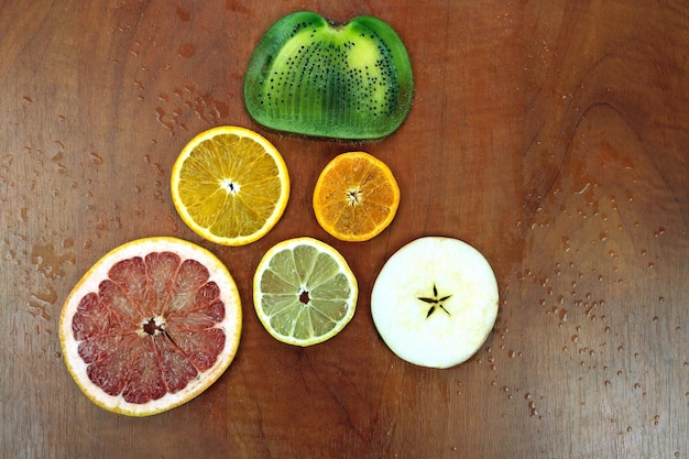 Foto diverse gesneden vruchten op rode houten tafel