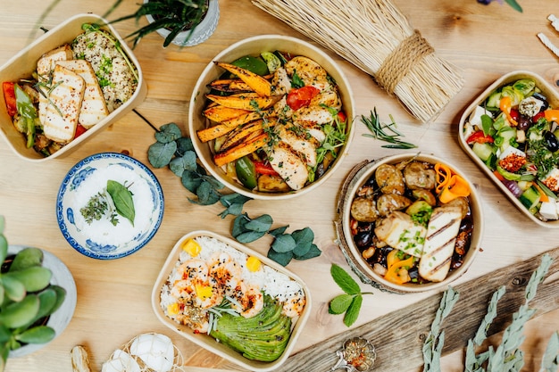 diverse gezonde en vitaminerijke gerechten en voeding in een ecobox geleverd door een bezorgservice