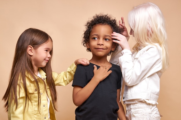 Diverse glimlachende positieve kinderen samen gelukkig poseren