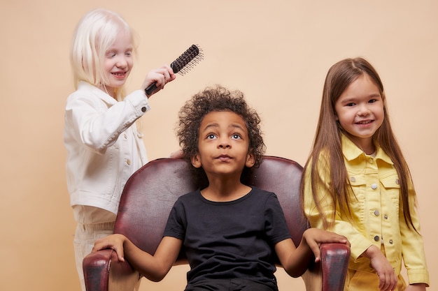 Diverse glimlachende positieve kinderen samen gelukkig poseren