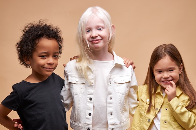 Diverse glimlachende positieve kinderen samen gelukkig poseren